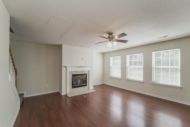 Foto del edificio - 5900 Hidden Meadow Ln