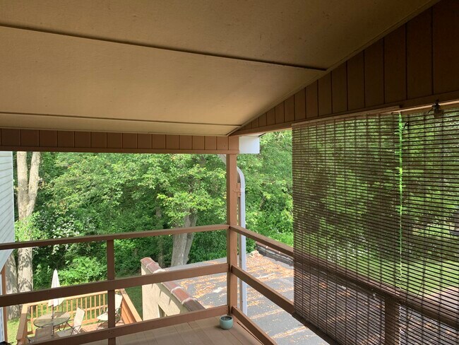 Covered balcony - 109 Lakeview Ave