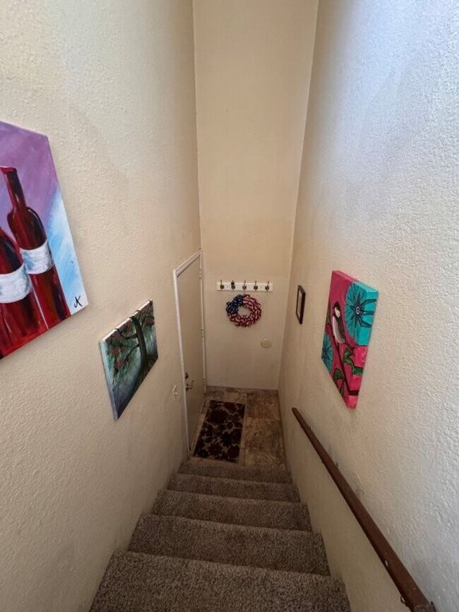 Foto del edificio - Fully Furnished 3 bedroom, close to everything! Flexible terms, easy application process!