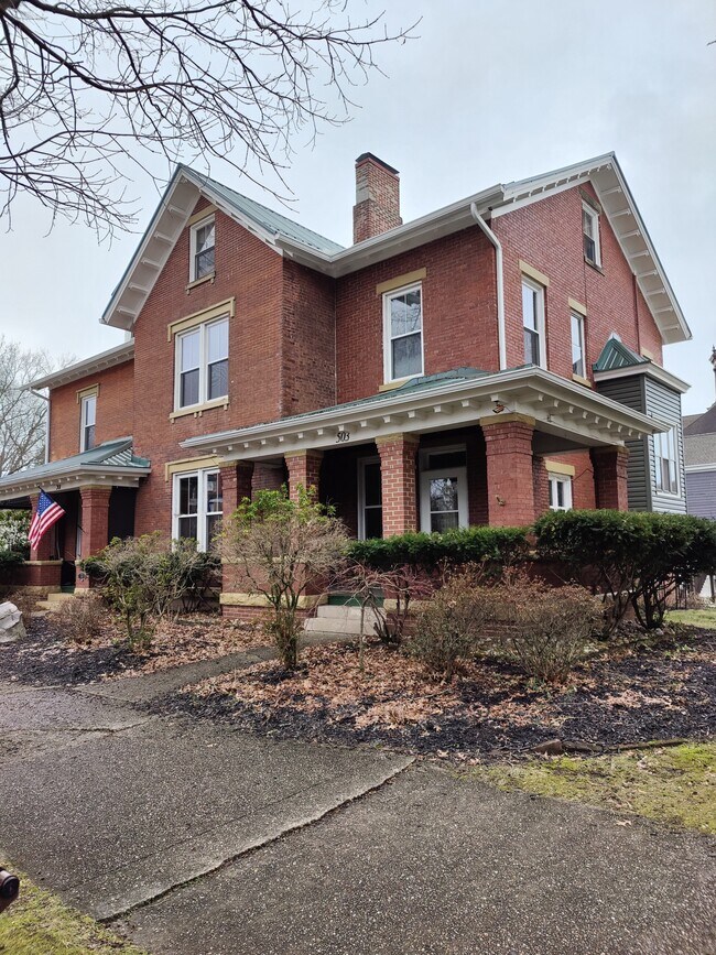Building Photo - 503 5th St