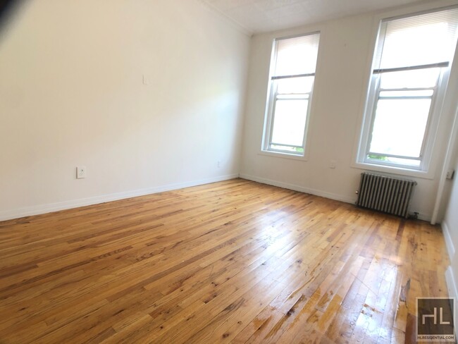 Building Photo - Wing 2 bedroom with sunny backyard!