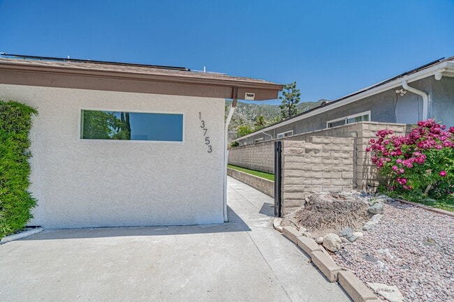 Foto del edificio - ADU 2 Bedroom for Rent in Sylmar!