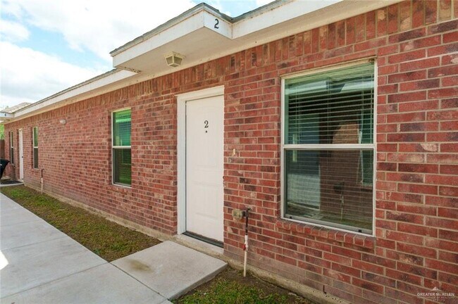 Building Photo - 704 S Linda St