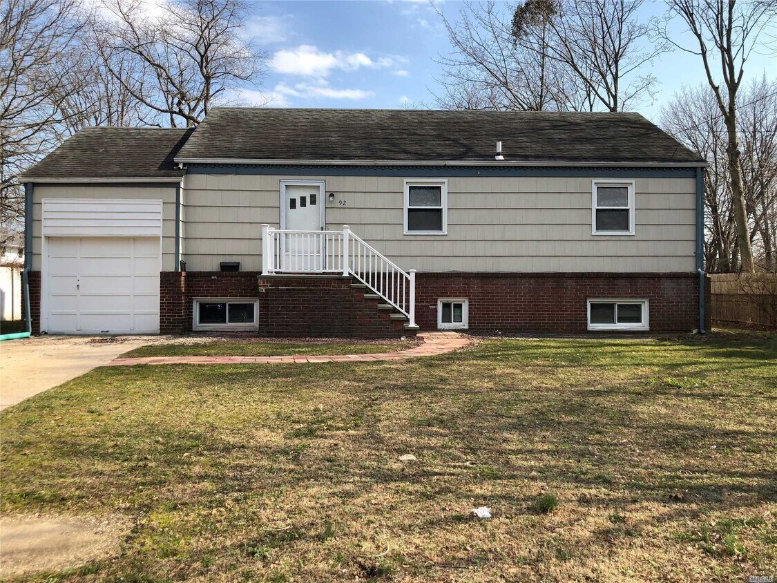 92 Liberty St, Deer Park, NY 11729 Apartment for Rent in Deer Park
