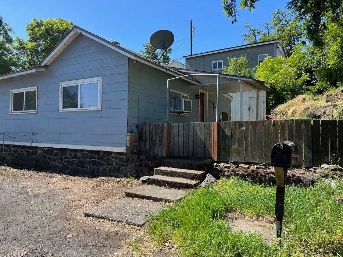 Primary Photo - 2 Bedrooms, 1 Bath with Bonus Room!