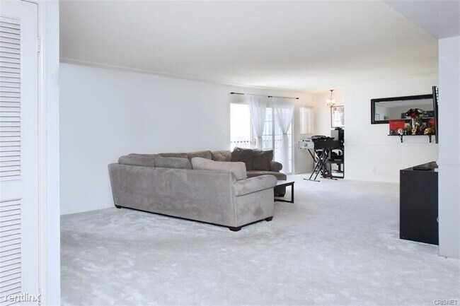 Foto del edificio - 5050 Coldwater Canyon Ave