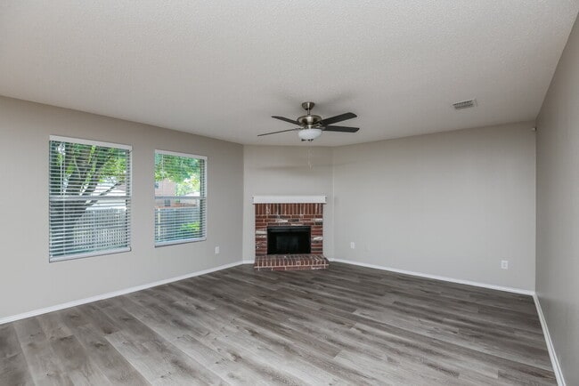 Foto del edificio - 1625 Creekridge Ct