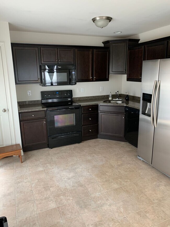 Building Photo - Spacious townhome located in The Gates ava...
