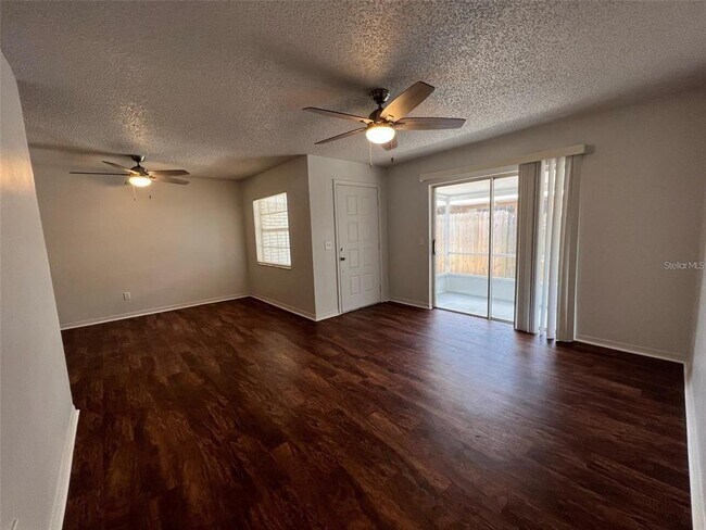 Foto del edificio - 3151 Bloomingdale Villas Ct