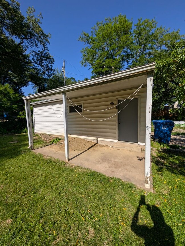 Building Photo - Affordable Moline Apartment in a Prime Quad Cities Location!