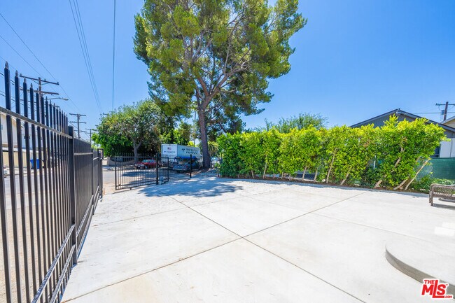 Foto del edificio - 5837 Cartwright Ave