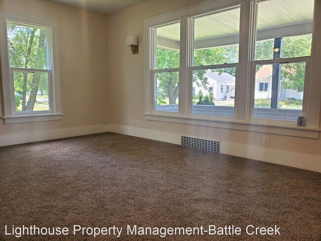 Foto del edificio - 4 br, 1.5 bath House - 359 Lakeview Avenue
