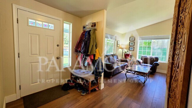Foto del edificio - Gorgeous 3-Bedroom Home with 2 Bonus Rooms!