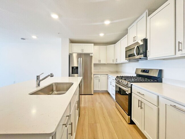 Foto del edificio - Brand New Townhome from Builder Never Lived In with Large Primary Suite, Loft-Office, 3 Baths and...
