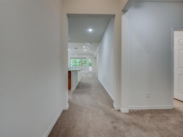 Foto del edificio - 8737 Maple Ridge Trail
