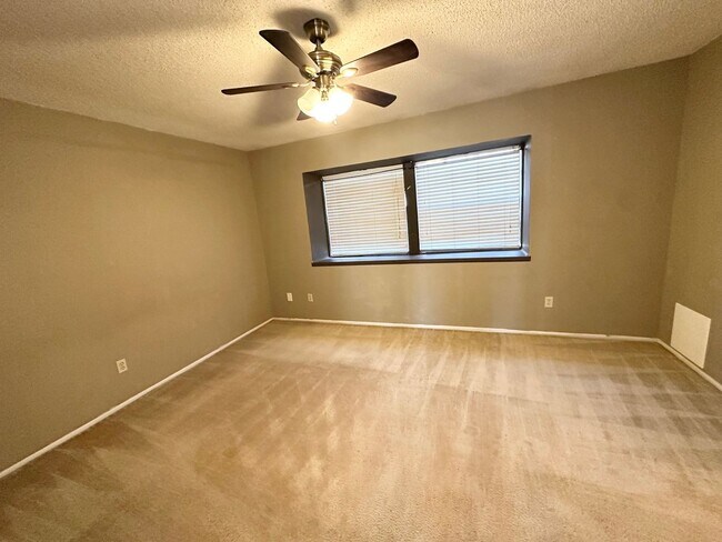 Foto del edificio - 3 Bed 2 Bath Ready to Rent ASAP
