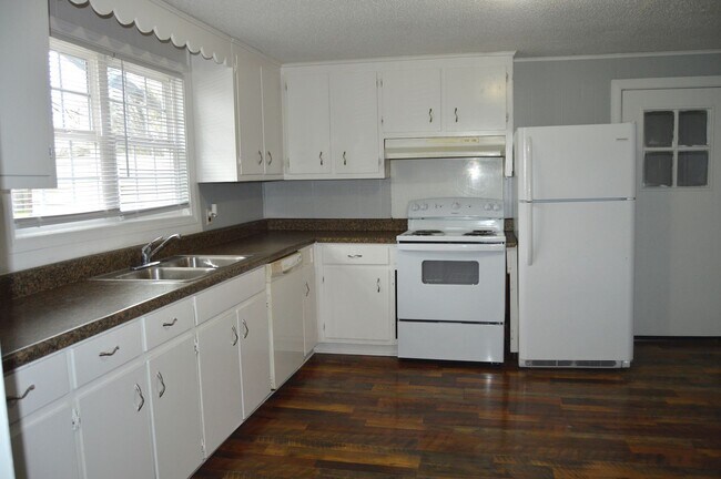 Building Photo - 3 Bedroom 1 Bathroom