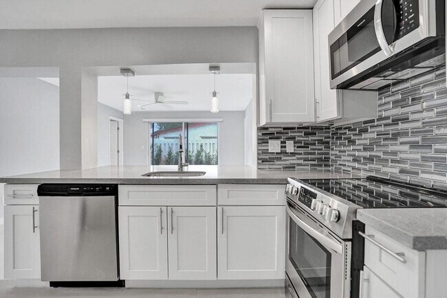 Foto del edificio - Large 4BD/3BA + Office | Renovated and upd...