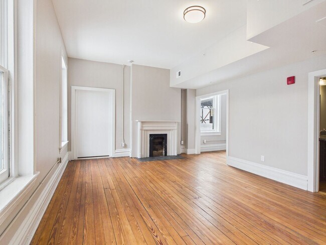 Interior Photo - 7 East Franklin
