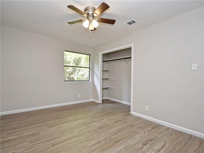 Foto del edificio - 5502 Rose Hill Cir