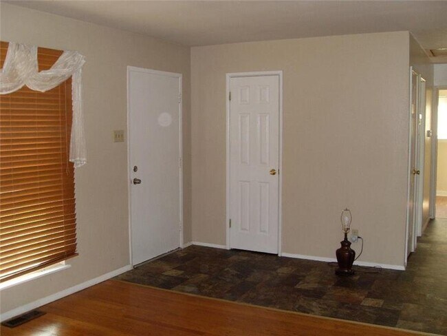 Building Photo - 350 Moule Dr