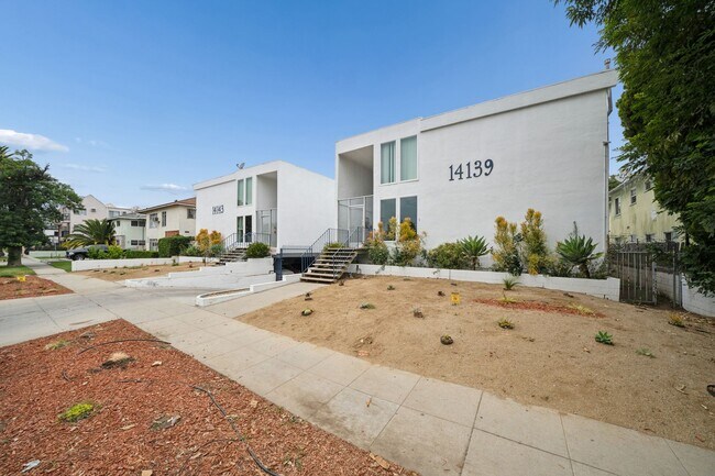 Building Photo - 2 bed 1 Bath Available Now