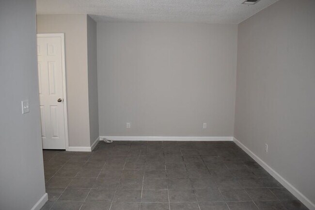 Foto del edificio - Cozy & Convenient 1-Bed Unit | Centrally Located Near Bases & Parks