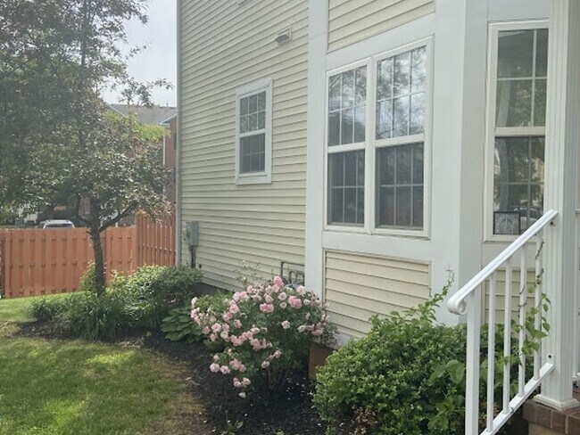 Foto del edificio - 3 Bedroom Townhome in South Plainfield
