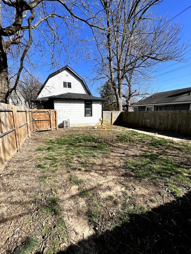 Building Photo - BIG HOME ON CORNER LOT!