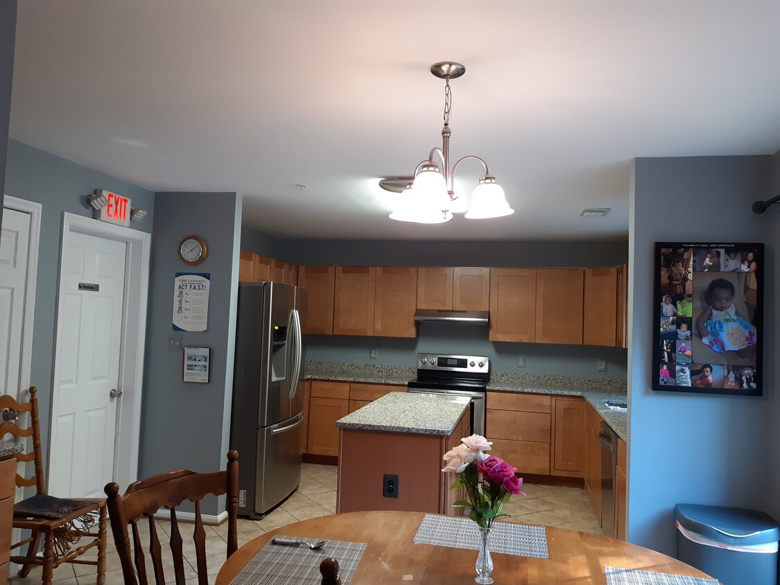 Building Photo - 8218 Birdsong Dr
