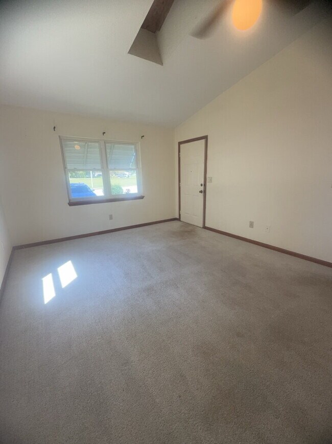 Foto del edificio - Adorable 2 Bedroom Duplex-106-B Pete Jones...