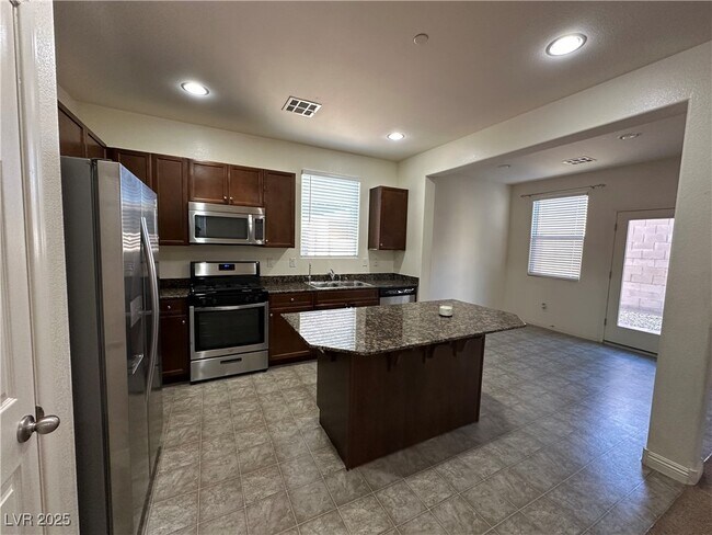 Foto del edificio - 1033 Pebble Lake St