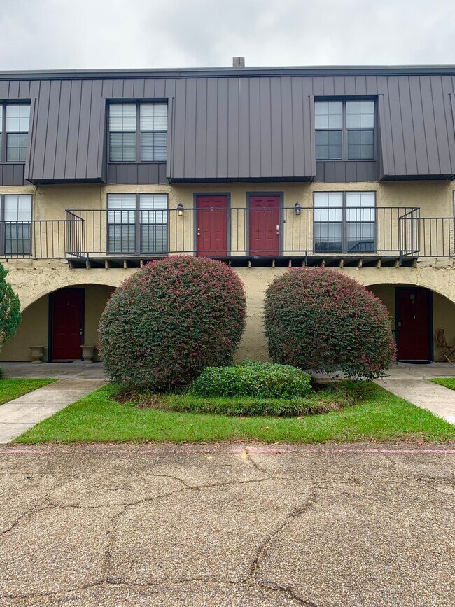 Foto del edificio - Updated condo off of Bluebonnet / Call abo...