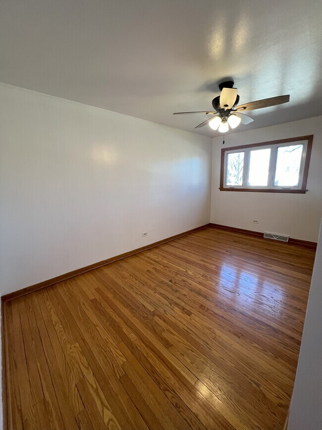 Building Photo - 640 W Gladys Ave