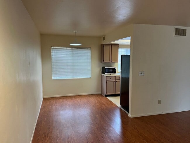 Building Photo - Two Bedroom Ground Floor Condo Near Presco...