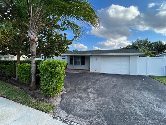 Building Photo - 300 SE 11th Ct