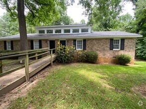 Building Photo - 663 Maplewood Ln