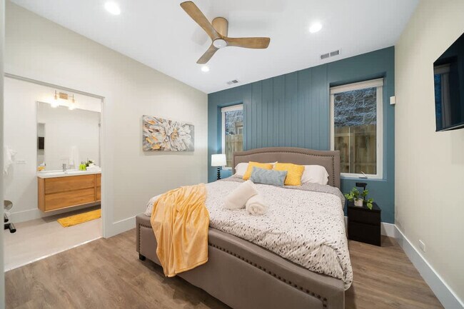 Building Photo - 2110 W Washington Blvd