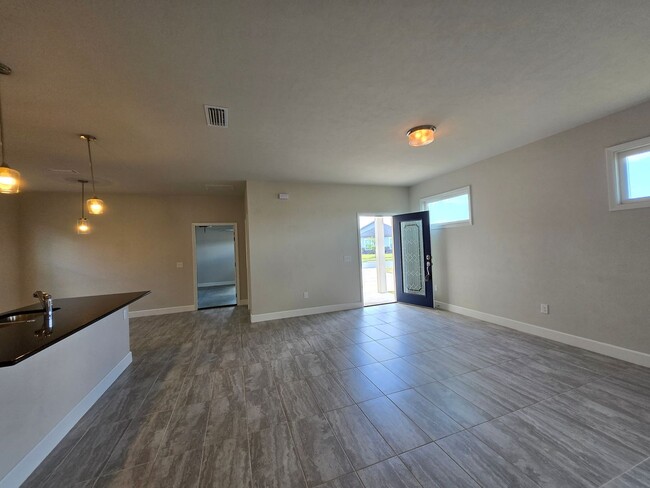 Building Photo - 3 Bedroom 2Bath  Home In Country Way Square