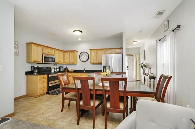 Foto del edificio - 3D Tour Available - West-Side Townhome + W...