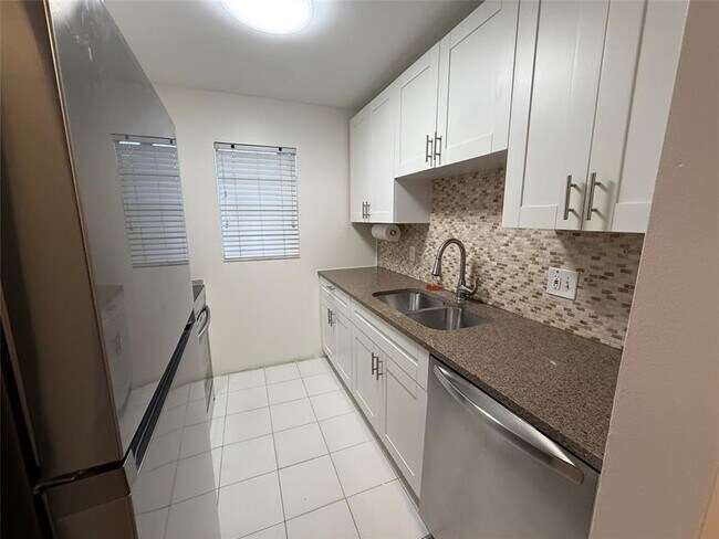 Foto del edificio - 689 NE 6th Ct