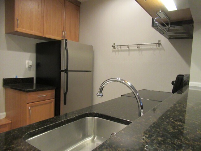Building Photo - Stylish 1 Bedroom 1st Floor Condo in Feder...