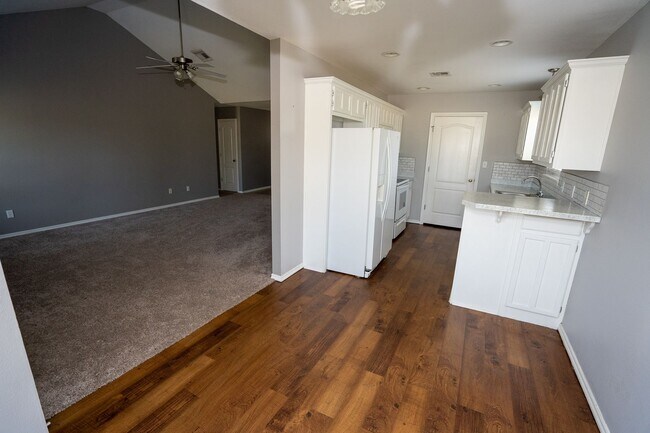 Building Photo - 3 Bed / 2 Bath in Collinsville!