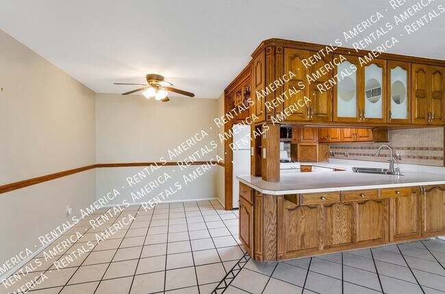 Building Photo - 824 S Langley Ave