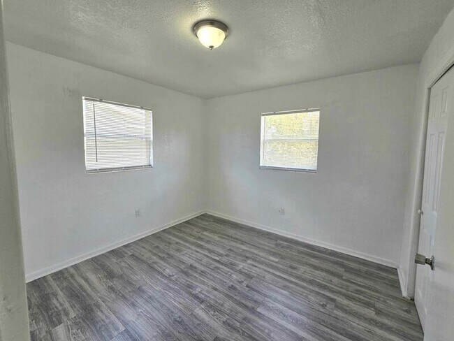 Building Photo - 609 Saratoga Ave