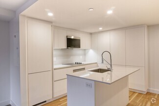 Building Photo - 3460 Rue Peel