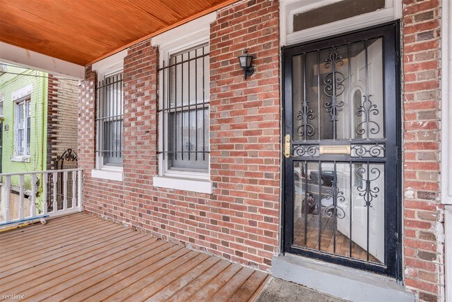 Building Photo - 826 Kennedy St NE