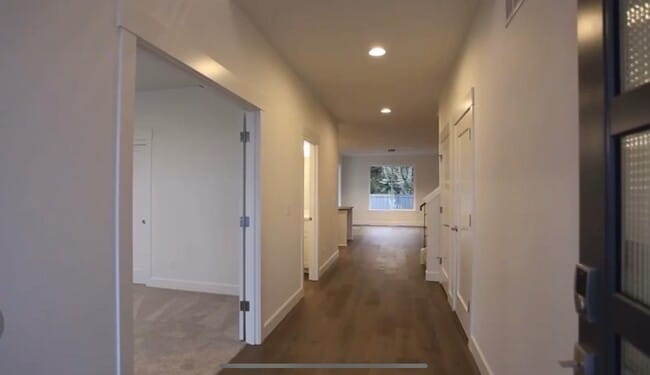 Building Photo - 4960 SE Oakhurst St