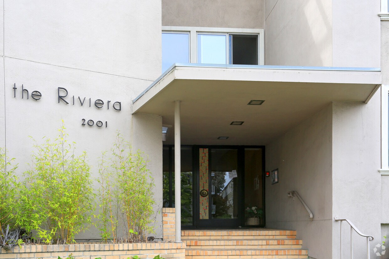 Entrnace - 2001 Trousdale Dr