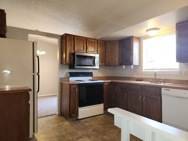 Building Photo - Large 4 bedroom at Woodmen and Union